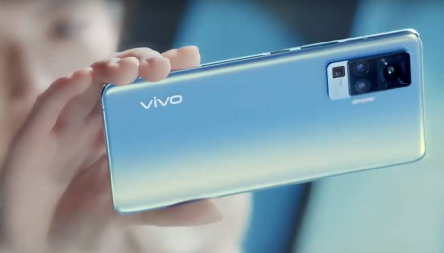 Seorang pria terlihat mengambil gambar dengan Vivo X50 Pro berwarna biru terang